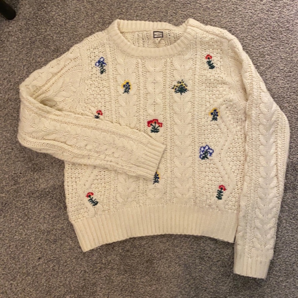 Cable knit sweater with embroidered flowers